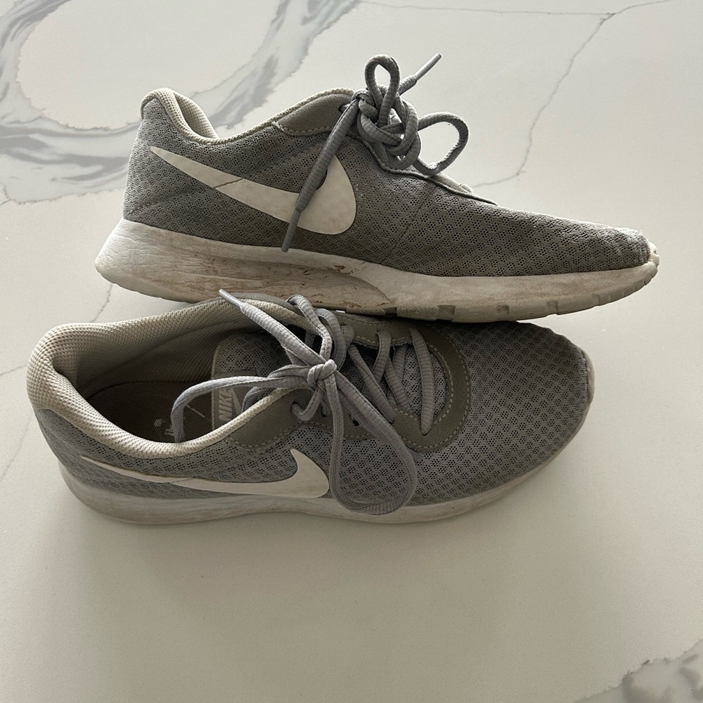 2/$20 Nike Tanjun tennis shoes gray white womens size 9 used condition